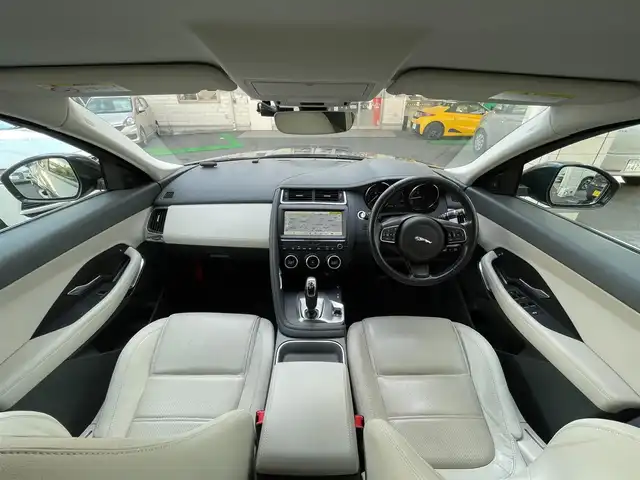 ジャガー Ｅペース S 180PS 東京都 2018(平30)年 4.4万km グレー ワンオーナー/純正ナビ/　AM/FM Bluetooth/革シート（アイボリー）/パワーシート（前席）/革巻きステアリング/ステアリングスイッチ（オーディオ）/レーダークルーズコントロール/ISOFIX(リアシート)/ブラインドスポットモニター/Sエンブレム付クロームサイドベント/純正２０インチAW/ETC2.0/記録簿R1.R2.R3.R4.R5/スペアキー/保証書＆取扱説明書