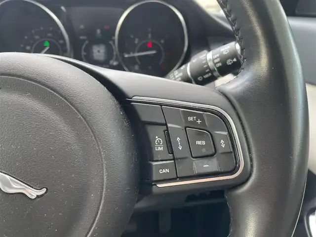 ジャガー Ｅペース S 180PS 東京都 2018(平30)年 4.4万km グレー ワンオーナー/純正ナビ/　AM/FM Bluetooth/革シート（アイボリー）/パワーシート（前席）/革巻きステアリング/ステアリングスイッチ（オーディオ）/レーダークルーズコントロール/ISOFIX(リアシート)/ブラインドスポットモニター/Sエンブレム付クロームサイドベント/純正２０インチAW/ETC2.0/記録簿R1.R2.R3.R4.R5/スペアキー/保証書＆取扱説明書