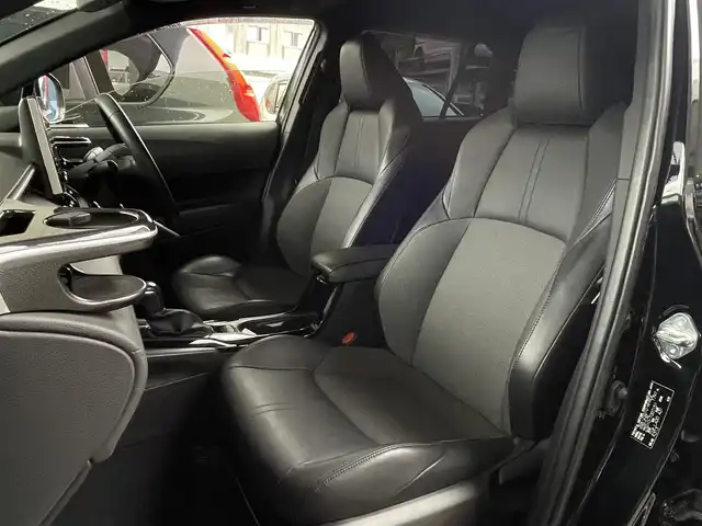トヨタ カローラ クロス Z 大阪府 2022(令4)年 5.6万km アティチュードブラックマイカ /禁煙車//ワンオーナー//衝突被害軽減システム//純正ナビ機能付きディスプレイオーディオ//Bluetooth/Miracast/フルセグTV//全周囲カメラ//レーダークルーズコントロール//パワーバックドア//モデリスタエアロ//ブラインドスポットモニター//電動パーキングブレーキ//パーキングホールド//ハーフレザーシート//D席パワーシート//前席シートヒーター//ステアリングヒーター//ドライブレコーダー//純正ビルトインETC//ルーフレール//純正AW18インチ//コーナーセンサー//LEDヘッドライト//オートマチックハイビーム//ドアバイザー//スペアタイヤ1本車載