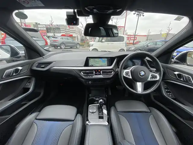 ＢＭＷ １１８ｄ Mスポーツ EDジョイ+ 福岡県 2020(令2)年 2.7万km 白 ・アクティブクルーズコントロール/・純正HDDナビ/USB/Bluetooth/AppleCarPlay/・バックカメラ/・ハーフレザーシート/・前後ドライブレコーダー/・ETC/・純正18AW/・プッシュスタート/・パーキングアシスト/・アイドリングストップ/・スマートキー/・パワーシート/・オートライト/・LEDライト/・置くだけ充電