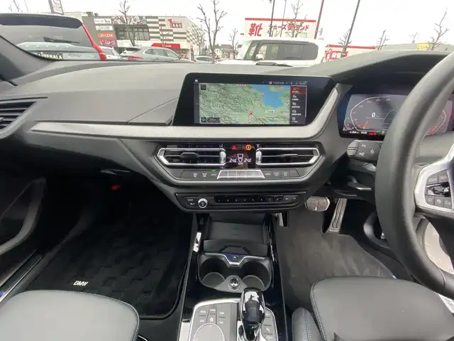 ＢＭＷ １１８ｄ Mスポーツ EDジョイ+ 福岡県 2020(令2)年 2.7万km 白 ・アクティブクルーズコントロール/・純正HDDナビ/USB/Bluetooth/AppleCarPlay/・バックカメラ/・ハーフレザーシート/・前後ドライブレコーダー/・ETC/・純正18AW/・プッシュスタート/・パーキングアシスト/・アイドリングストップ/・スマートキー/・パワーシート/・オートライト/・LEDライト/・置くだけ充電