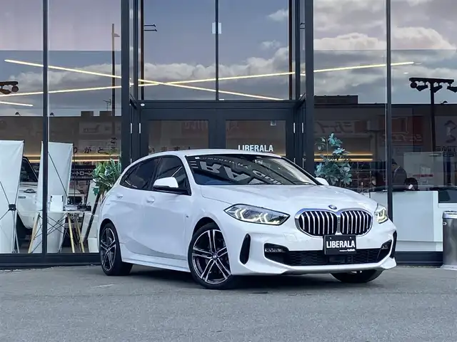 ＢＭＷ １１８ｄ Mスポーツ EDジョイ+ 福岡県 2020(令2)年 2.7万km 白 ・アクティブクルーズコントロール/・純正HDDナビ/USB/Bluetooth/AppleCarPlay/・バックカメラ/・ハーフレザーシート/・前後ドライブレコーダー/・ETC/・純正18AW/・プッシュスタート/・パーキングアシスト/・アイドリングストップ/・スマートキー/・パワーシート/・オートライト/・LEDライト/・置くだけ充電