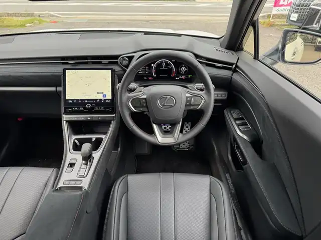 レクサス ＬＢＸ モリゾウ RR 滋賀県 2025(令7)年 0.3万km パールⅡ ワンオーナー/マークレビンソン/コネクティッドナビ対応9.8インチディスプレイオーディオ/　フルセグ Bluetooth FM AM/パノラミックビューモニター/12.3インチTFT液晶式メーター/ブレーキキャリパー（レッド）/パワーバックドア/Lexus Safety System ＋/プリクラッシュセーフティ/レーンディパーチャーアラート［LDA］/レーントレーシングアシスト［LTA］/レーダークルーズコントロール（全車速追従機能付）/アダプティブハイビームシステム［AHS］/ドライバー異常時対応システム/ロードサインアシスト［RSA］/発進遅れ告知機能［TMN］/プロアクティブドライビングアシスト［PDA］/ドライブレコーダー（前後方）/ブラインドスポットモニター［BSM］/パドルシフト/カラーヘッドアップディスプレイ/純正19インチアルミ/純正フロアマット/スマートキー×2/カードキー/プッシュスタート/