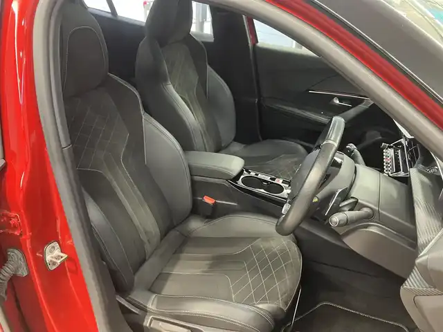 プジョー ２００８ GTライン 東京都 2020(令2)年 1.6万km 赤 ワンオーナー/サンルーフ /ディスプレイオーディオ/Bluetooth/バックカメラ/前席シートヒーター /衝突軽減ブレーキ/クルーズコントロール/レーンキープアシスト/ブラインドスポットモニター/ワイヤレス充電/パドルシフト/ETC/LEDヘッドライト/純正17インチアルミホイール/スペアキー/保証書・取扱説明書