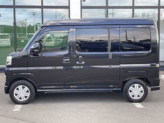 ダイハツ アトレー バン RS 道東・釧路十勝 2022(令4)年 5.5万km ブラックマイカメタリック ・４WD/・社外ディスプレイオーディオ/(AM FM Bluetooth AppleCarPlay AndroidAuto)/・バックカメラ/・アダプティブクルーズコントロール/・両側ワンタッチパワースライドドア/・車線逸脱警報/・衝突被害軽減システム/・誤発進抑制機能/・前後クリアランスソナー/・オートマチックハイビーム/・LEDヘッドランプ/・先行車発進告知/・標識検知機能/・リアヒーター/・オーバーヘッドシェルフ/・純正ホイールキャップ/・スタッドレスタイヤ＋スチールW車載/・保証書/・取扱説明書