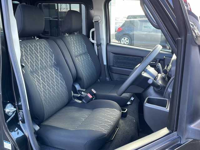 ダイハツ アトレー バン RS 道東・釧路十勝 2022(令4)年 5.5万km ブラックマイカメタリック ・４WD/・社外ディスプレイオーディオ/(AM FM Bluetooth AppleCarPlay AndroidAuto)/・バックカメラ/・アダプティブクルーズコントロール/・両側ワンタッチパワースライドドア/・車線逸脱警報/・衝突被害軽減システム/・誤発進抑制機能/・前後クリアランスソナー/・オートマチックハイビーム/・LEDヘッドランプ/・先行車発進告知/・標識検知機能/・リアヒーター/・オーバーヘッドシェルフ/・純正ホイールキャップ/・スタッドレスタイヤ＋スチールW車載/・保証書/・取扱説明書