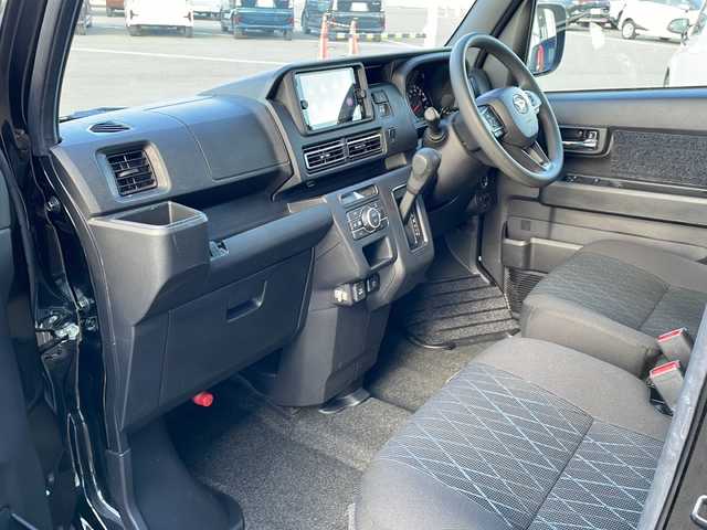 ダイハツ アトレー バン RS 道東・釧路十勝 2022(令4)年 5.5万km ブラックマイカメタリック ・４WD/・社外ディスプレイオーディオ/(AM FM Bluetooth AppleCarPlay AndroidAuto)/・バックカメラ/・アダプティブクルーズコントロール/・両側ワンタッチパワースライドドア/・車線逸脱警報/・衝突被害軽減システム/・誤発進抑制機能/・前後クリアランスソナー/・オートマチックハイビーム/・LEDヘッドランプ/・先行車発進告知/・標識検知機能/・リアヒーター/・オーバーヘッドシェルフ/・純正ホイールキャップ/・スタッドレスタイヤ＋スチールW車載/・保証書/・取扱説明書