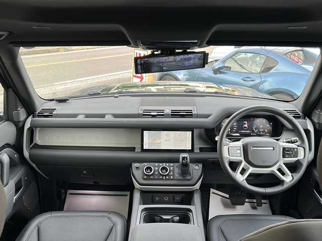 ランドローバー ランドローバー ディフェンダー 110S 神奈川県 2023(令5)年 0.8万km ナイトシェイド ワンオーナー/純正ナビ【AppleCarplay/AndroidAuto/BT/USB】/全方位カメラ/背面タイヤ/水中走行検知/レーダークルーズコントロール/ブラインドスポットモニター/レーンキープアシスト/ダウンヒルアシストコントロール/前後コーナーセンサー/アイドリングストップ/ブレーキホールド/オートライト/オートマチックハイビーム/フォグランプ/LEDヘッドライト/ミラー一体型前後ドライブレコーダー/ETC2.0/レザーシート/前席シートヒーター/横滑り防止装置/盗難防止装置/衝突被害軽減システム/純正19インチアルミホイール/純正フロアマット/取扱説明書/新車時保証書