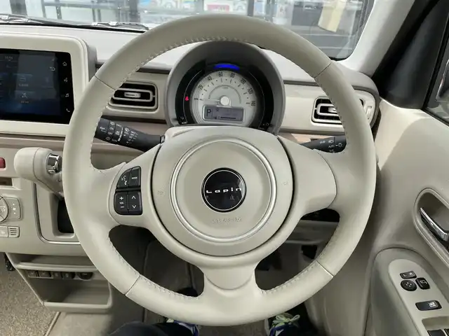 スズキ ラパン X 千葉県 2024(令6)年 0.4万km トラッドカーキメタリック 純正ディスプレイオーディオ/(BT/FM/AM)/デジタルインナー型前後ドラレコ/バックカメラ/衝突被害軽減システム/車線逸脱警報/横滑り防止装置/ETC/アイドリングストップ/LEDヘッドライト/オートライト/ウィンカーミラー/電動格納ミラー/純正14インチAW/前席シートヒーター/シートリフター/プッシュスタート/スマートキー/純正フロアマット/純正ドアバイザー/スペアキー/取扱説明書/保証書