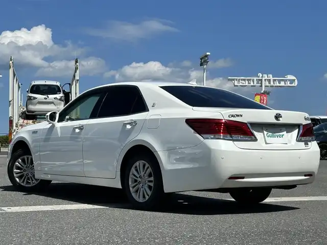 トヨタ クラウン ハイブリッド ロイヤルサルーン Four 島根県 2015(平27)年 7.1万km ホワイトパールクリスタルシャイン 登録時走行距離70303km/純正ナビ（AM・FM・CD・DVD・Bluetooth）/ナノイー搭載オートエアコン（左右独立温度コントロール）/本革巻きステアリング・シフトノブ/パワーシート（運転席・助手席）/ステアリングヒーター/全方位カメラ/バックカメラ/車線逸脱警報/横滑り防止/トラクション抑制/ABS/SRSエアバック（運転席・助手席・サイド・カーテン）/前後コーナーセンサー/ETC/ドライブレコーダー/４WD/１６インチ純正AW/プッシュスタート/スマートキー（スペアキー×１）/ウィンカーミラー/ドアバイザー/保証書/取扱説明書