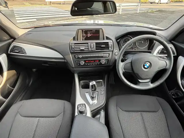 ＢＭＷ １１６ｉ 京都府 2012(平24)年 5.7万km グレイシャーシルバー ・ワンオーナー/・純正ナビ/　バックカメラ/　FM/AM/　CD再生/・横滑り防止機能/・プッシュスタート/・純正フロアマット/・純正トノカバー/・純正16インチAW/・スペアキー/・取説/保証書