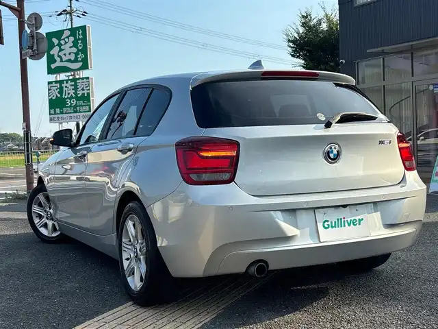 ＢＭＷ １１６ｉ 京都府 2012(平24)年 5.7万km グレイシャーシルバー ・ワンオーナー/・純正ナビ/　バックカメラ/　FM/AM/　CD再生/・横滑り防止機能/・プッシュスタート/・純正フロアマット/・純正トノカバー/・純正16インチAW/・スペアキー/・取説/保証書