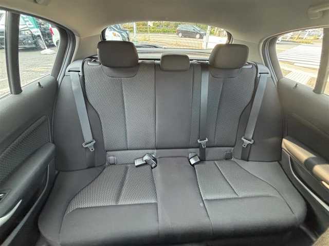 ＢＭＷ １１６ｉ 京都府 2012(平24)年 5.7万km グレイシャーシルバー ・ワンオーナー/・純正ナビ/　バックカメラ/　FM/AM/　CD再生/・横滑り防止機能/・プッシュスタート/・純正フロアマット/・純正トノカバー/・純正16インチAW/・スペアキー/・取説/保証書