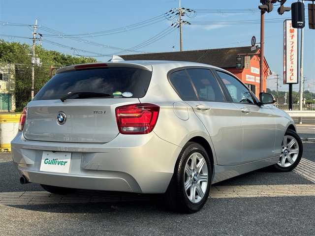 ＢＭＷ １１６ｉ 京都府 2012(平24)年 5.7万km グレイシャーシルバー ・ワンオーナー/・純正ナビ/　バックカメラ/　FM/AM/　CD再生/・横滑り防止機能/・プッシュスタート/・純正フロアマット/・純正トノカバー/・純正16インチAW/・スペアキー/・取説/保証書
