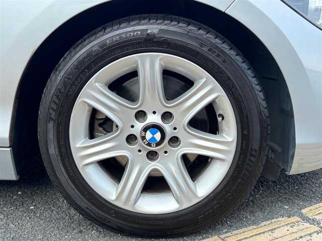ＢＭＷ １１６ｉ 京都府 2012(平24)年 5.7万km グレイシャーシルバー ・ワンオーナー/・純正ナビ/　バックカメラ/　FM/AM/　CD再生/・横滑り防止機能/・プッシュスタート/・純正フロアマット/・純正トノカバー/・純正16インチAW/・スペアキー/・取説/保証書