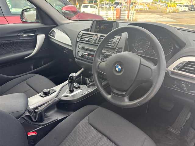 ＢＭＷ １１６ｉ 京都府 2012(平24)年 5.7万km グレイシャーシルバー ・ワンオーナー/・純正ナビ/　バックカメラ/　FM/AM/　CD再生/・横滑り防止機能/・プッシュスタート/・純正フロアマット/・純正トノカバー/・純正16インチAW/・スペアキー/・取説/保証書