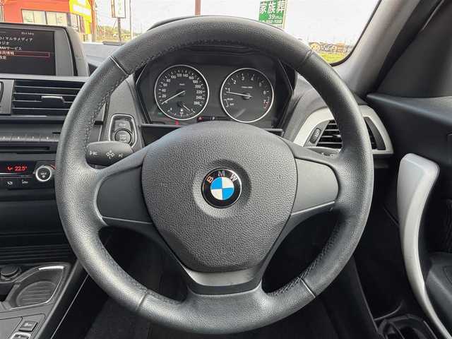 ＢＭＷ １１６ｉ 京都府 2012(平24)年 5.7万km グレイシャーシルバー ・ワンオーナー/・純正ナビ/　バックカメラ/　FM/AM/　CD再生/・横滑り防止機能/・プッシュスタート/・純正フロアマット/・純正トノカバー/・純正16インチAW/・スペアキー/・取説/保証書