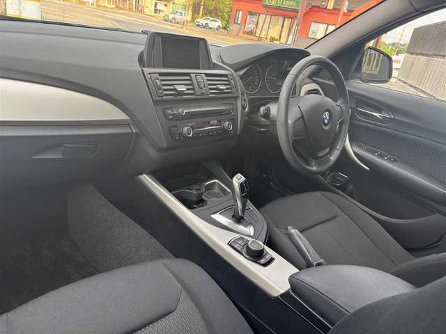 ＢＭＷ １１６ｉ 京都府 2012(平24)年 5.7万km グレイシャーシルバー ・ワンオーナー/・純正ナビ/　バックカメラ/　FM/AM/　CD再生/・横滑り防止機能/・プッシュスタート/・純正フロアマット/・純正トノカバー/・純正16インチAW/・スペアキー/・取説/保証書