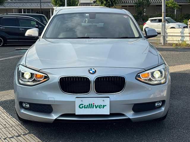 ＢＭＷ １１６ｉ 京都府 2012(平24)年 5.7万km グレイシャーシルバー ・ワンオーナー/・純正ナビ/　バックカメラ/　FM/AM/　CD再生/・横滑り防止機能/・プッシュスタート/・純正フロアマット/・純正トノカバー/・純正16インチAW/・スペアキー/・取説/保証書