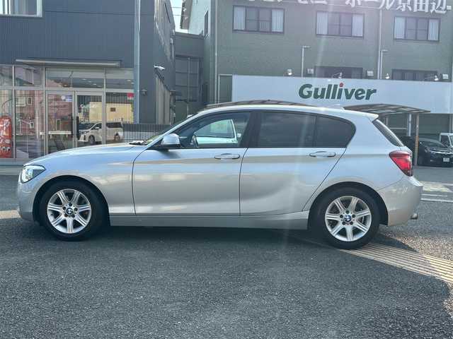 ＢＭＷ １１６ｉ 京都府 2012(平24)年 5.7万km グレイシャーシルバー ・ワンオーナー/・純正ナビ/　バックカメラ/　FM/AM/　CD再生/・横滑り防止機能/・プッシュスタート/・純正フロアマット/・純正トノカバー/・純正16インチAW/・スペアキー/・取説/保証書