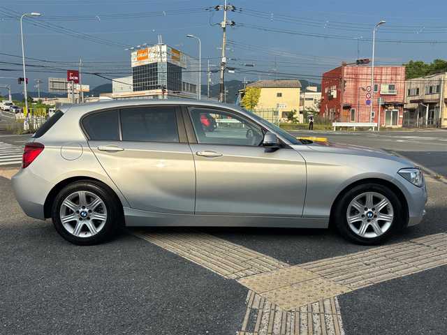 ＢＭＷ １１６ｉ 京都府 2012(平24)年 5.7万km グレイシャーシルバー ・ワンオーナー/・純正ナビ/　バックカメラ/　FM/AM/　CD再生/・横滑り防止機能/・プッシュスタート/・純正フロアマット/・純正トノカバー/・純正16インチAW/・スペアキー/・取説/保証書