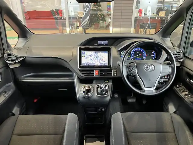 トヨタ ヴォクシー ハイブリッド V 神奈川県 2016(平28)年 12.2万km ブラック ワンオーナー/新車保証書/取扱説明書/スマートキー/スペアキー/純正ナビ・フルセグTV/CD・DVDビデオ・Bluetooth/バックカメラ/フリップダウンモニター/ビルトインETC/両側パワースライドドア/クルーズコントロール/前席シートヒーター/LEDヘッドライト/モデリスタエアロ/純正15インチアルミホイール