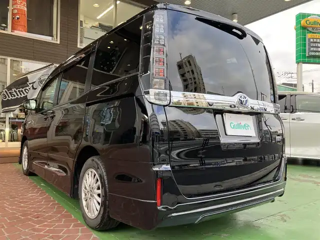 トヨタ ヴォクシー ハイブリッド V 神奈川県 2016(平28)年 12.2万km ブラック ワンオーナー/新車保証書/取扱説明書/スマートキー/スペアキー/純正ナビ・フルセグTV/CD・DVDビデオ・Bluetooth/バックカメラ/フリップダウンモニター/ビルトインETC/両側パワースライドドア/クルーズコントロール/前席シートヒーター/LEDヘッドライト/モデリスタエアロ/純正15インチアルミホイール