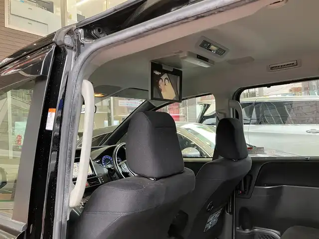 トヨタ ヴォクシー ハイブリッド V 神奈川県 2016(平28)年 12.2万km ブラック ワンオーナー/新車保証書/取扱説明書/スマートキー/スペアキー/純正ナビ・フルセグTV/CD・DVDビデオ・Bluetooth/バックカメラ/フリップダウンモニター/ビルトインETC/両側パワースライドドア/クルーズコントロール/前席シートヒーター/LEDヘッドライト/モデリスタエアロ/純正15インチアルミホイール