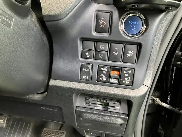 トヨタ ヴォクシー ハイブリッド V 神奈川県 2016(平28)年 12.2万km ブラック ワンオーナー/新車保証書/取扱説明書/スマートキー/スペアキー/純正ナビ・フルセグTV/CD・DVDビデオ・Bluetooth/バックカメラ/フリップダウンモニター/ビルトインETC/両側パワースライドドア/クルーズコントロール/前席シートヒーター/LEDヘッドライト/モデリスタエアロ/純正15インチアルミホイール