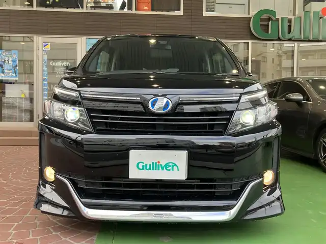 トヨタ ヴォクシー ハイブリッド V 神奈川県 2016(平28)年 12.2万km ブラック ワンオーナー/新車保証書/取扱説明書/スマートキー/スペアキー/純正ナビ・フルセグTV/CD・DVDビデオ・Bluetooth/バックカメラ/フリップダウンモニター/ビルトインETC/両側パワースライドドア/クルーズコントロール/前席シートヒーター/LEDヘッドライト/モデリスタエアロ/純正15インチアルミホイール