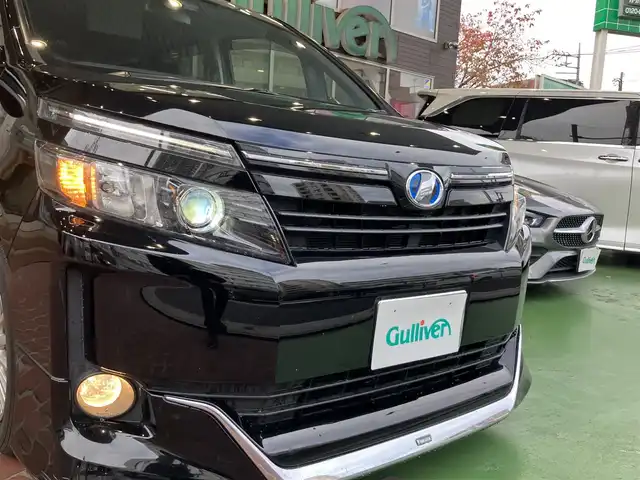 トヨタ ヴォクシー ハイブリッド V 神奈川県 2016(平28)年 12.2万km ブラック ワンオーナー/新車保証書/取扱説明書/スマートキー/スペアキー/純正ナビ・フルセグTV/CD・DVDビデオ・Bluetooth/バックカメラ/フリップダウンモニター/ビルトインETC/両側パワースライドドア/クルーズコントロール/前席シートヒーター/LEDヘッドライト/モデリスタエアロ/純正15インチアルミホイール