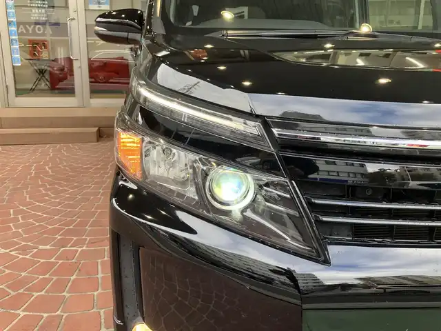 トヨタ ヴォクシー ハイブリッド V 神奈川県 2016(平28)年 12.2万km ブラック ワンオーナー/新車保証書/取扱説明書/スマートキー/スペアキー/純正ナビ・フルセグTV/CD・DVDビデオ・Bluetooth/バックカメラ/フリップダウンモニター/ビルトインETC/両側パワースライドドア/クルーズコントロール/前席シートヒーター/LEDヘッドライト/モデリスタエアロ/純正15インチアルミホイール