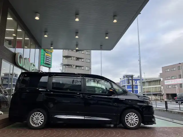 トヨタ ヴォクシー ハイブリッド V 神奈川県 2016(平28)年 12.2万km ブラック ワンオーナー/新車保証書/取扱説明書/スマートキー/スペアキー/純正ナビ・フルセグTV/CD・DVDビデオ・Bluetooth/バックカメラ/フリップダウンモニター/ビルトインETC/両側パワースライドドア/クルーズコントロール/前席シートヒーター/LEDヘッドライト/モデリスタエアロ/純正15インチアルミホイール
