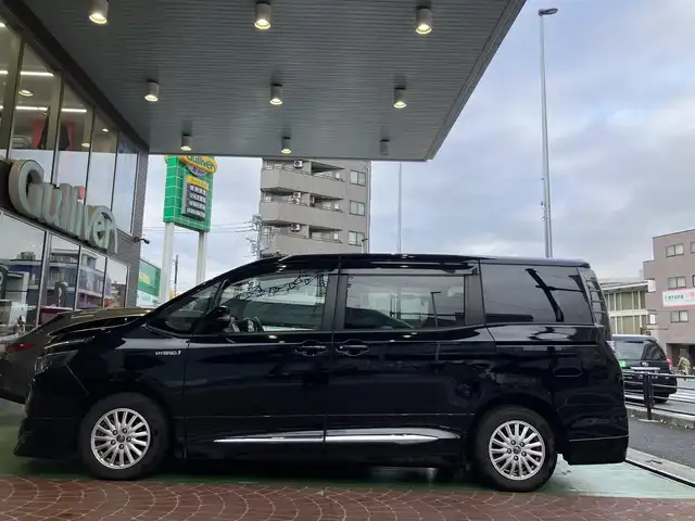 トヨタ ヴォクシー ハイブリッド V 神奈川県 2016(平28)年 12.2万km ブラック ワンオーナー/新車保証書/取扱説明書/スマートキー/スペアキー/純正ナビ・フルセグTV/CD・DVDビデオ・Bluetooth/バックカメラ/フリップダウンモニター/ビルトインETC/両側パワースライドドア/クルーズコントロール/前席シートヒーター/LEDヘッドライト/モデリスタエアロ/純正15インチアルミホイール