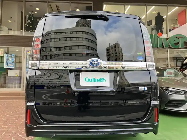 トヨタ ヴォクシー ハイブリッド V 神奈川県 2016(平28)年 12.2万km ブラック ワンオーナー/新車保証書/取扱説明書/スマートキー/スペアキー/純正ナビ・フルセグTV/CD・DVDビデオ・Bluetooth/バックカメラ/フリップダウンモニター/ビルトインETC/両側パワースライドドア/クルーズコントロール/前席シートヒーター/LEDヘッドライト/モデリスタエアロ/純正15インチアルミホイール