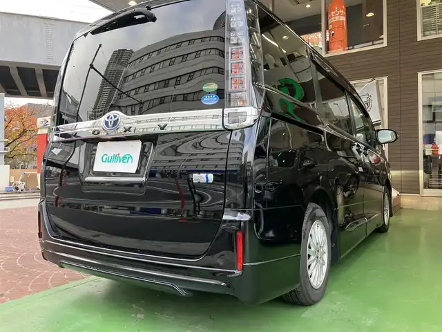 トヨタ ヴォクシー ハイブリッド V 神奈川県 2016(平28)年 12.2万km ブラック ワンオーナー/新車保証書/取扱説明書/スマートキー/スペアキー/純正ナビ・フルセグTV/CD・DVDビデオ・Bluetooth/バックカメラ/フリップダウンモニター/ビルトインETC/両側パワースライドドア/クルーズコントロール/前席シートヒーター/LEDヘッドライト/モデリスタエアロ/純正15インチアルミホイール