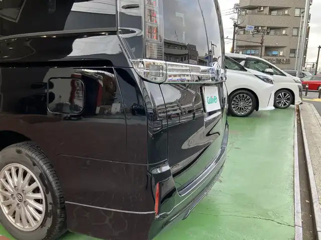 トヨタ ヴォクシー ハイブリッド V 神奈川県 2016(平28)年 12.2万km ブラック ワンオーナー/新車保証書/取扱説明書/スマートキー/スペアキー/純正ナビ・フルセグTV/CD・DVDビデオ・Bluetooth/バックカメラ/フリップダウンモニター/ビルトインETC/両側パワースライドドア/クルーズコントロール/前席シートヒーター/LEDヘッドライト/モデリスタエアロ/純正15インチアルミホイール