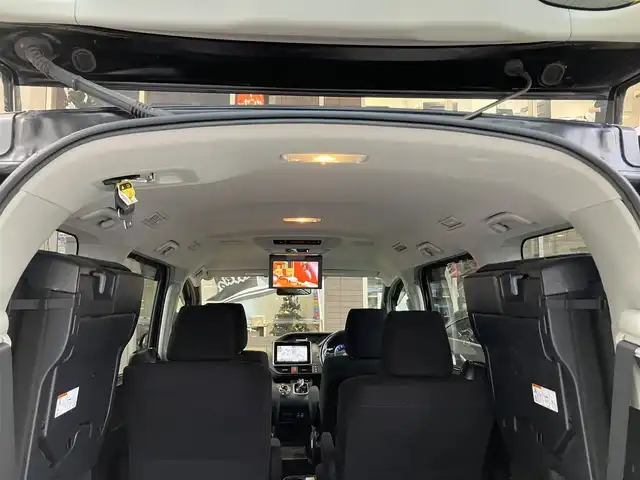 トヨタ ヴォクシー ハイブリッド V 神奈川県 2016(平28)年 12.2万km ブラック ワンオーナー/新車保証書/取扱説明書/スマートキー/スペアキー/純正ナビ・フルセグTV/CD・DVDビデオ・Bluetooth/バックカメラ/フリップダウンモニター/ビルトインETC/両側パワースライドドア/クルーズコントロール/前席シートヒーター/LEDヘッドライト/モデリスタエアロ/純正15インチアルミホイール