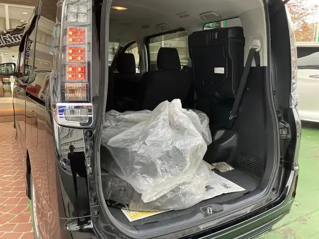 トヨタ ヴォクシー ハイブリッド V 神奈川県 2016(平28)年 12.2万km ブラック ワンオーナー/新車保証書/取扱説明書/スマートキー/スペアキー/純正ナビ・フルセグTV/CD・DVDビデオ・Bluetooth/バックカメラ/フリップダウンモニター/ビルトインETC/両側パワースライドドア/クルーズコントロール/前席シートヒーター/LEDヘッドライト/モデリスタエアロ/純正15インチアルミホイール