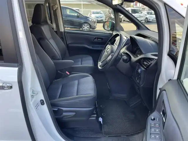 トヨタ ヴォクシー ハイブリッド ZS 煌Ⅱ 岡山県 2017(平29)年 6.6万km ホワイトパールクリスタルシャイン 純正9インチナビ　NSZT-Y66T/フルセグTV、CD、DVD、AM、FM、Bluetooth/バックカメラ/ビルトインETC/両側パワースライドドア/トヨタセーフティセンス/・プリクラッシュセーフティ/・レーントレーシングアシスト/・オートマチックハイビーム/ドライブレコーダー