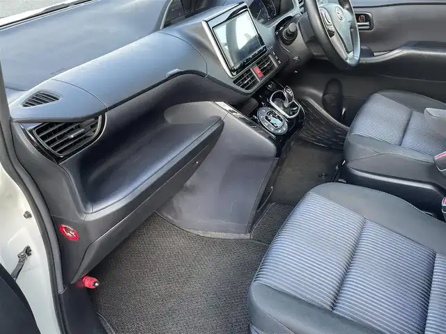 トヨタ ヴォクシー ハイブリッド ZS 煌Ⅱ 岡山県 2017(平29)年 6.6万km ホワイトパールクリスタルシャイン 純正9インチナビ　NSZT-Y66T/フルセグTV、CD、DVD、AM、FM、Bluetooth/バックカメラ/ビルトインETC/両側パワースライドドア/トヨタセーフティセンス/・プリクラッシュセーフティ/・レーントレーシングアシスト/・オートマチックハイビーム/ドライブレコーダー