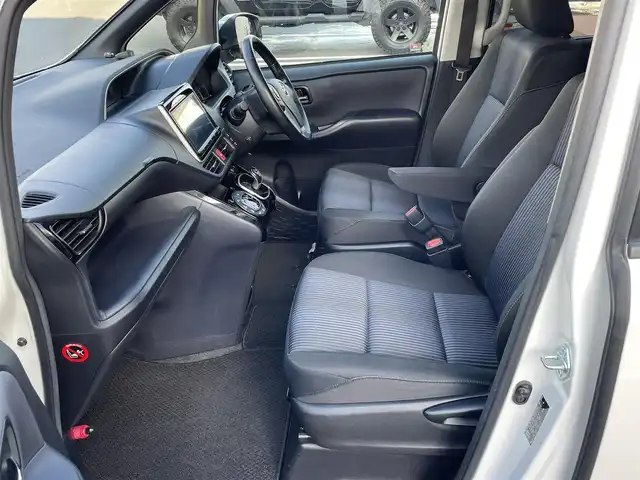 トヨタ ヴォクシー ハイブリッド ZS 煌Ⅱ 岡山県 2017(平29)年 6.6万km ホワイトパールクリスタルシャイン 純正9インチナビ　NSZT-Y66T/フルセグTV、CD、DVD、AM、FM、Bluetooth/バックカメラ/ビルトインETC/両側パワースライドドア/トヨタセーフティセンス/・プリクラッシュセーフティ/・レーントレーシングアシスト/・オートマチックハイビーム/ドライブレコーダー