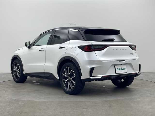レクサス ＬＢＸ クール 秋田県 2024(令6)年 1.2万km パールⅡ 4WD/ワンオーナー/純正コネクティッドナビ（フルセグTV BT HDMI AMFMチューナー）/衝突被害軽減システム/レーンキープアシスト/クルーズコントロール/パーキングアシスト/クリアランスソナー/自動パーキングブレーキ/オートホールド/パドルシフト/ステアリングスイッチ/ステアリングヒーター/電動リアゲート/バック　全方位カメラ/ETC2.0/プッシュスタート　スマートキー/運転席パワーシート/前席シートヒーター/LEDヘッドライト　フォグランプ/純正18インチアルミホイール装着/純正フロアマット/シートメモリー/ハーフレザーシート/ウィンカーミラー/電動格納ミラー/保証書