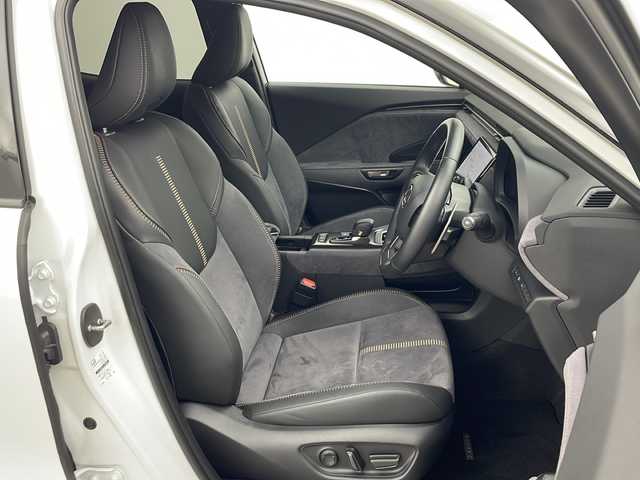 レクサス ＬＢＸ クール 秋田県 2024(令6)年 1.2万km パールⅡ 4WD/ワンオーナー/純正コネクティッドナビ（フルセグTV BT HDMI AMFMチューナー）/衝突被害軽減システム/レーンキープアシスト/クルーズコントロール/パーキングアシスト/クリアランスソナー/自動パーキングブレーキ/オートホールド/パドルシフト/ステアリングスイッチ/ステアリングヒーター/電動リアゲート/バック　全方位カメラ/ETC2.0/プッシュスタート　スマートキー/運転席パワーシート/前席シートヒーター/LEDヘッドライト　フォグランプ/純正18インチアルミホイール装着/純正フロアマット/シートメモリー/ハーフレザーシート/ウィンカーミラー/電動格納ミラー/保証書
