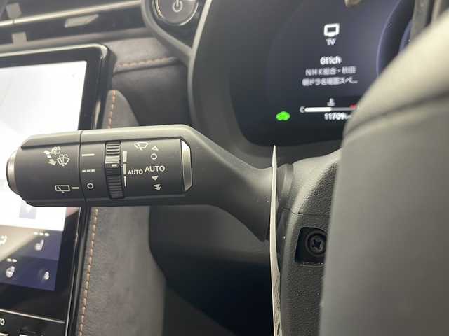 レクサス ＬＢＸ クール 秋田県 2024(令6)年 1.2万km パールⅡ 4WD/ワンオーナー/純正コネクティッドナビ（フルセグTV BT HDMI AMFMチューナー）/衝突被害軽減システム/レーンキープアシスト/クルーズコントロール/パーキングアシスト/クリアランスソナー/自動パーキングブレーキ/オートホールド/パドルシフト/ステアリングスイッチ/ステアリングヒーター/電動リアゲート/バック　全方位カメラ/ETC2.0/プッシュスタート　スマートキー/運転席パワーシート/前席シートヒーター/LEDヘッドライト　フォグランプ/純正18インチアルミホイール装着/純正フロアマット/シートメモリー/ハーフレザーシート/ウィンカーミラー/電動格納ミラー/保証書