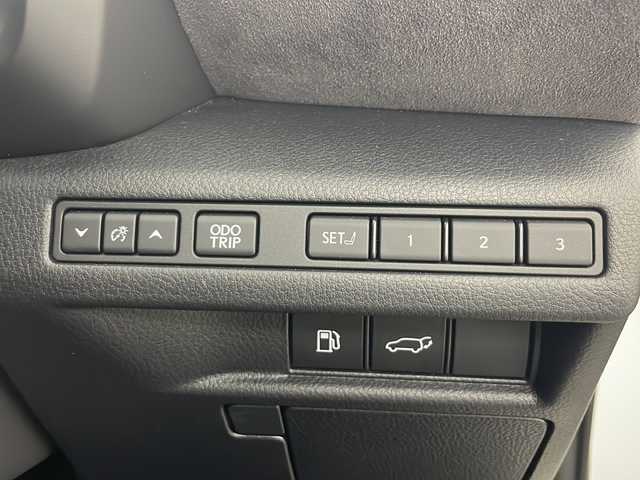レクサス ＬＢＸ クール 秋田県 2024(令6)年 1.2万km パールⅡ 4WD/ワンオーナー/純正コネクティッドナビ（フルセグTV BT HDMI AMFMチューナー）/衝突被害軽減システム/レーンキープアシスト/クルーズコントロール/パーキングアシスト/クリアランスソナー/自動パーキングブレーキ/オートホールド/パドルシフト/ステアリングスイッチ/ステアリングヒーター/電動リアゲート/バック　全方位カメラ/ETC2.0/プッシュスタート　スマートキー/運転席パワーシート/前席シートヒーター/LEDヘッドライト　フォグランプ/純正18インチアルミホイール装着/純正フロアマット/シートメモリー/ハーフレザーシート/ウィンカーミラー/電動格納ミラー/保証書