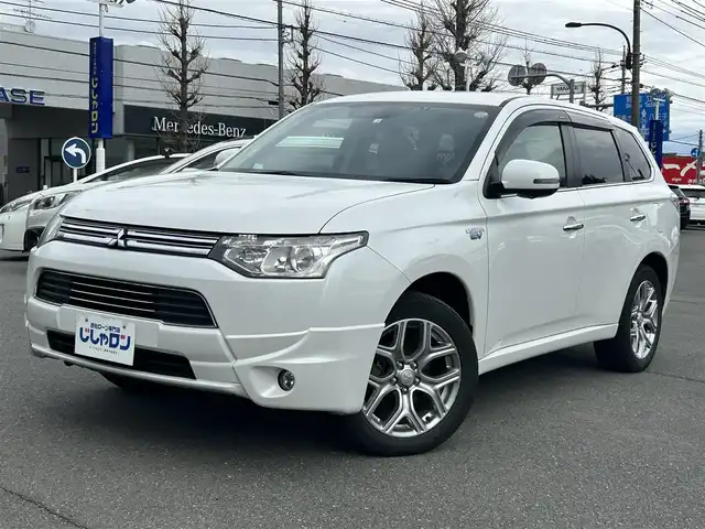 三菱 アウトランダー ＰＨＥＶ G プレミアムパッケージ 東京都 2013(平25)年 9.4万km シルキーホワイト (株)IDOMが運営する【じしゃロン昭島店】の自社ローン専用車両になりますこちらは現金またはオートローンご利用時の価格です。自社ローンご希望の方は別途その旨お申付け下さい/純正ナビ/BT/TV/SD/CD/DVD/ETC/バックカメラ/レーダークルーズコントロール/レーンキープアシスト/パワーバックドア/スマートキー/プッシュスタート/パワーシート/シートヒーター/ステアリングスイッチ/パドルシフト/純正フロアマット/純正アルミホイール