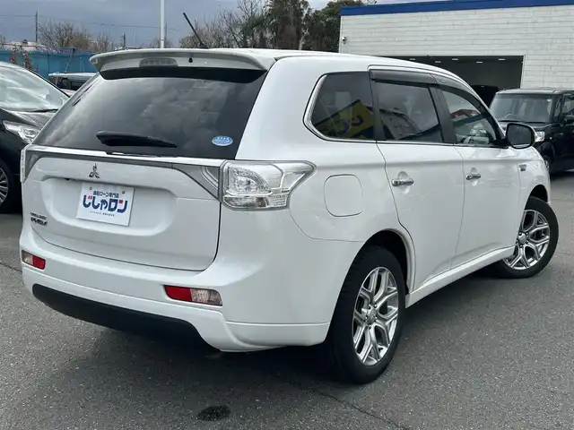 三菱 アウトランダー ＰＨＥＶ G プレミアムパッケージ 東京都 2013(平25)年 9.4万km シルキーホワイト (株)IDOMが運営する【じしゃロン昭島店】の自社ローン専用車両になりますこちらは現金またはオートローンご利用時の価格です。自社ローンご希望の方は別途その旨お申付け下さい/純正ナビ/BT/TV/SD/CD/DVD/ETC/バックカメラ/レーダークルーズコントロール/レーンキープアシスト/パワーバックドア/スマートキー/プッシュスタート/パワーシート/シートヒーター/ステアリングスイッチ/パドルシフト/純正フロアマット/純正アルミホイール