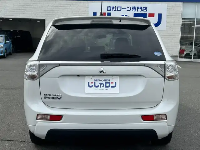 三菱 アウトランダー ＰＨＥＶ G プレミアムパッケージ 東京都 2013(平25)年 9.4万km シルキーホワイト (株)IDOMが運営する【じしゃロン昭島店】の自社ローン専用車両になりますこちらは現金またはオートローンご利用時の価格です。自社ローンご希望の方は別途その旨お申付け下さい/純正ナビ/BT/TV/SD/CD/DVD/ETC/バックカメラ/レーダークルーズコントロール/レーンキープアシスト/パワーバックドア/スマートキー/プッシュスタート/パワーシート/シートヒーター/ステアリングスイッチ/パドルシフト/純正フロアマット/純正アルミホイール