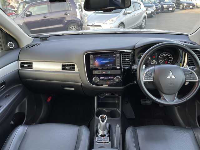 三菱 アウトランダー ＰＨＥＶ G プレミアムパッケージ 東京都 2013(平25)年 9.4万km シルキーホワイト (株)IDOMが運営する【じしゃロン昭島店】の自社ローン専用車両になりますこちらは現金またはオートローンご利用時の価格です。自社ローンご希望の方は別途その旨お申付け下さい/純正ナビ/BT/TV/SD/CD/DVD/ETC/バックカメラ/レーダークルーズコントロール/レーンキープアシスト/パワーバックドア/スマートキー/プッシュスタート/パワーシート/シートヒーター/ステアリングスイッチ/パドルシフト/純正フロアマット/純正アルミホイール